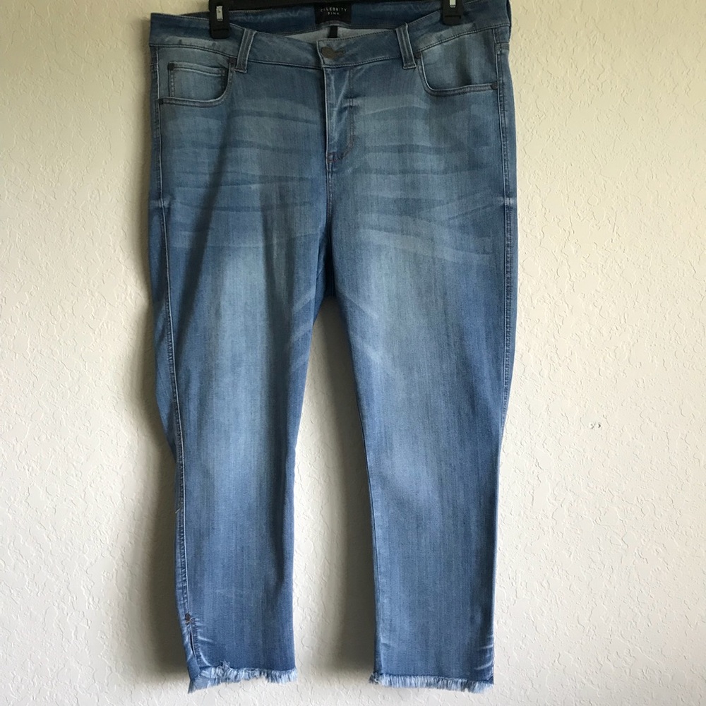 Celebrity Pink| Cropped fray hem jean
